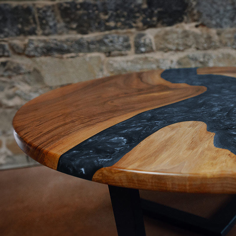 Epoxidharz Couchtisch Feldsee aus Nussbaum rund mit blauen Epoxidharz und Pigmenten im Epoxidharz