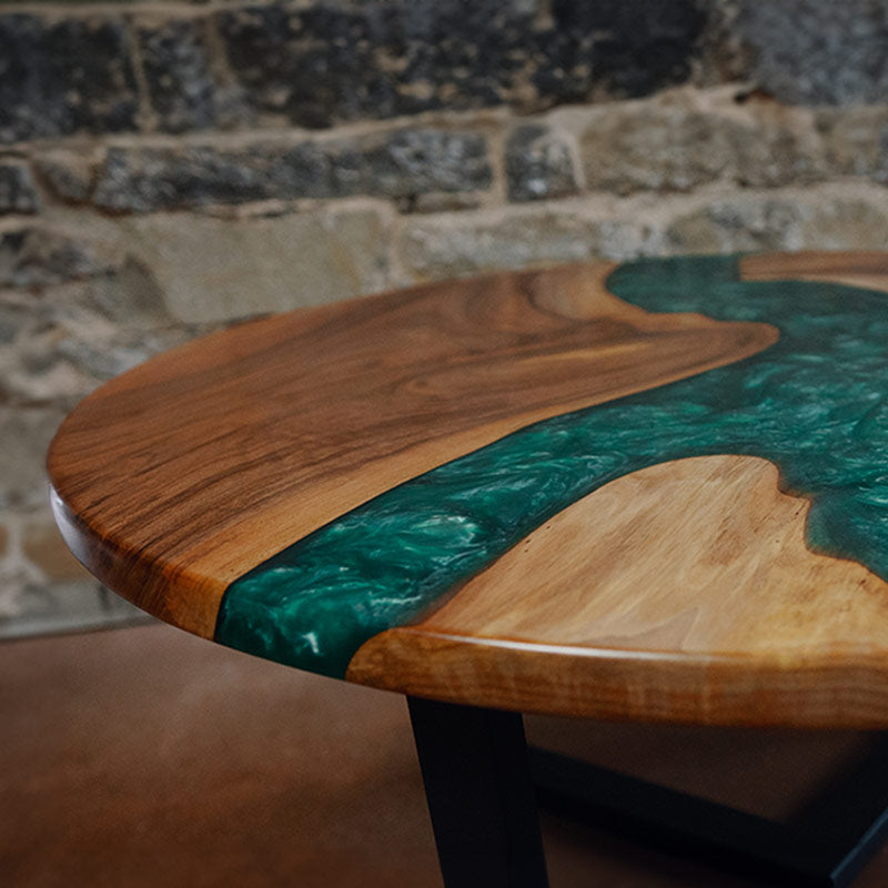 Epoxidharz Couchtisch Feldsee aus Nussbaum rund mit smaragd-grünem Epoxidharz und Pigmenten im Epoxidharz
