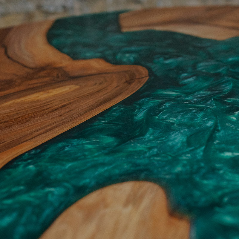 Epoxidharz Couchtisch Feldsee aus Nussbaum rund mit smaragd-grünem Epoxidharz und Pigmenten im Epoxidharz