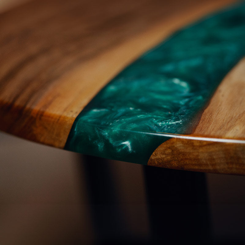 Epoxidharz Couchtisch Feldsee aus Nussbaum rund mit smaragd-grünem Epoxidharz und Pigmenten im Epoxidharz