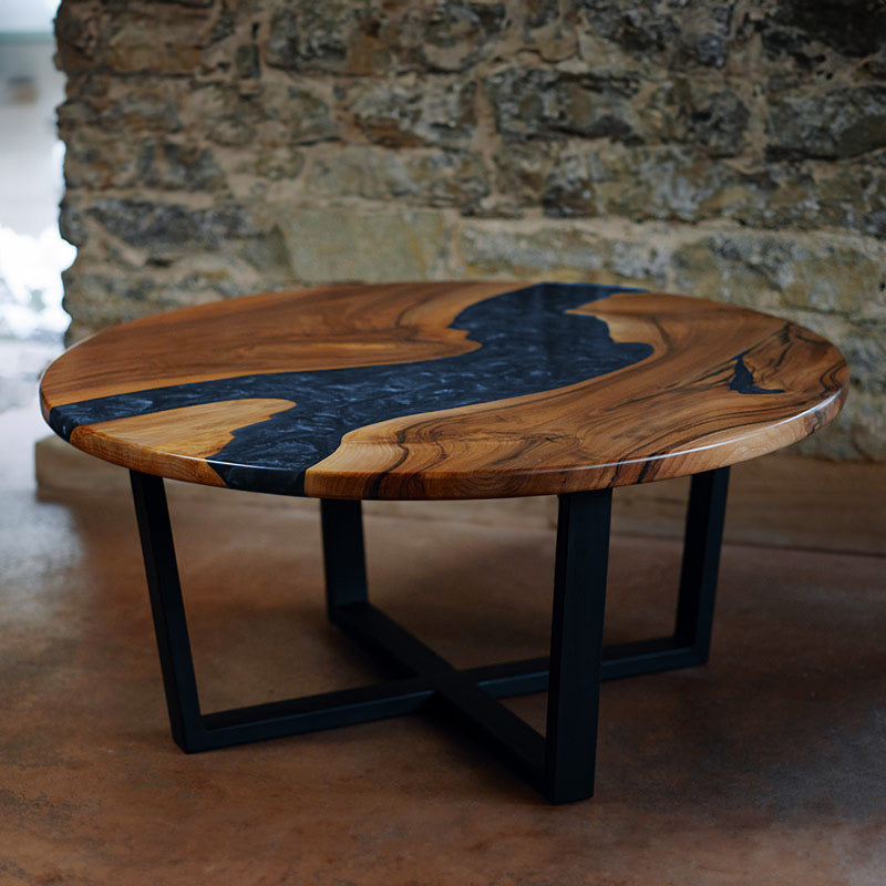Epoxidharz Couchtisch Feldsee aus Nussbaum rund mit blauen Epoxidharz und Pigmenten im Epoxidharz