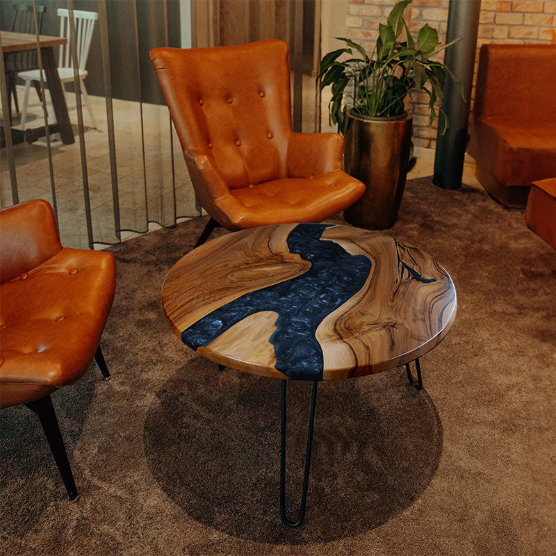 Epoxidharz Couchtisch Feldsee aus Nussbaum rund mit blauen Epoxidharz und Pigmenten im Epoxidharz