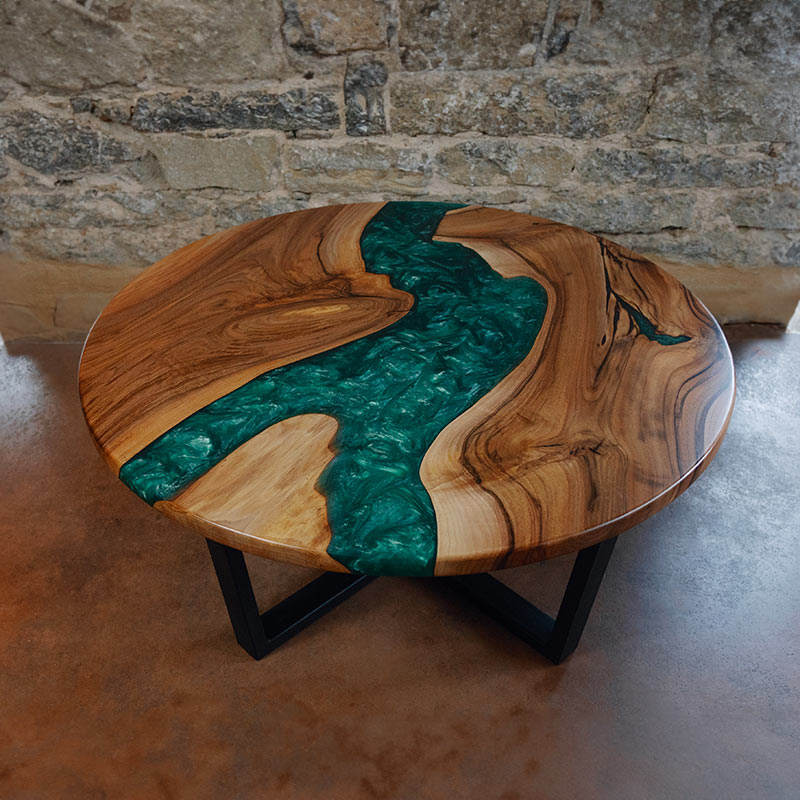 Epoxidharz Couchtisch Feldsee aus Nussbaum rund mit smaragd-grünem Epoxidharz und Pigmenten im Epoxidharz