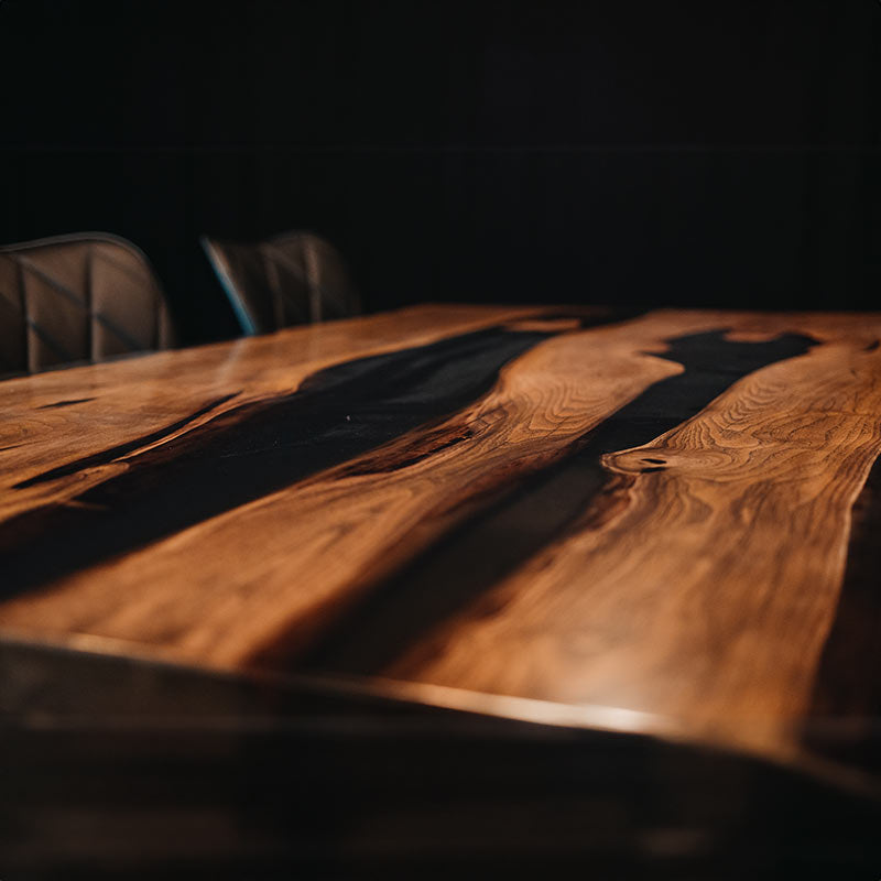 Epoxidharz Tisch aus Akazie mit schwarzem Epoxidharz. Modell Ravenna von schwarzhirsch