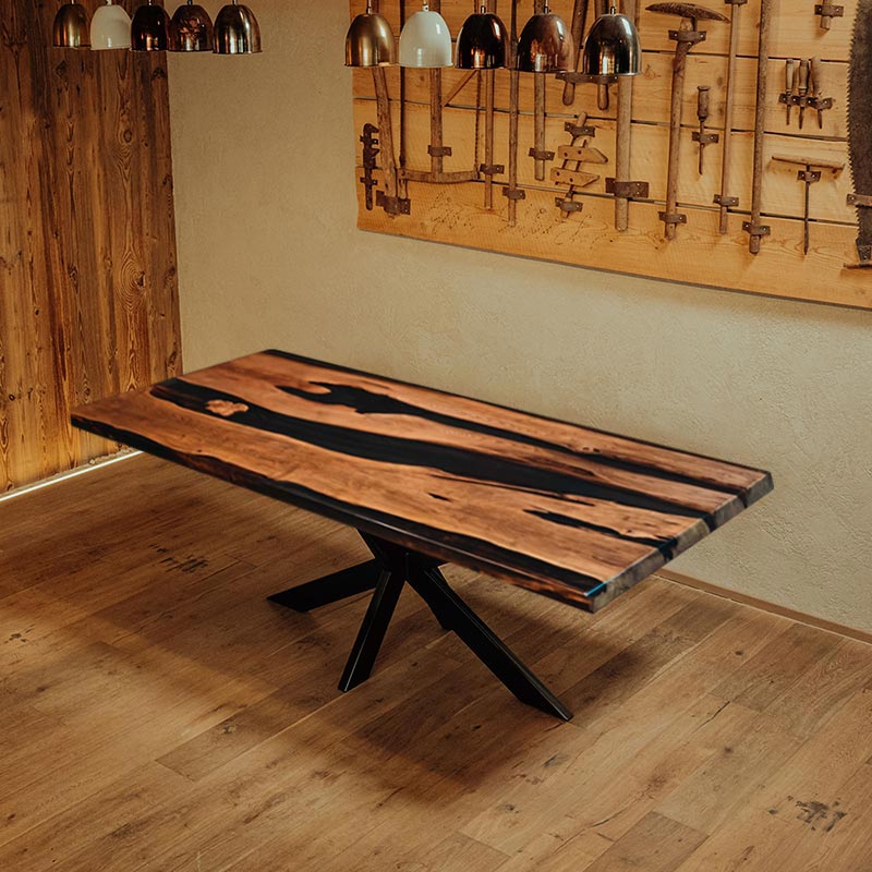 Epoxidharz Tisch aus Akazie. Modell Ravenna mit Kreuzgestell von Schwarzhirsch