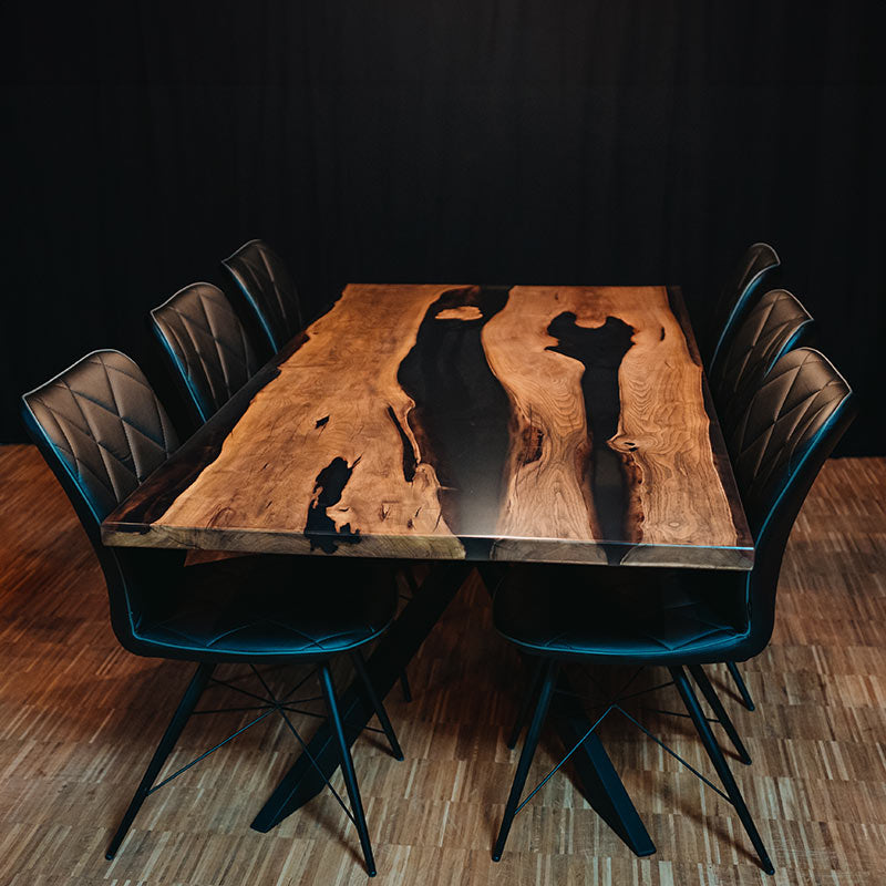 Tisch Epoxidharz. Bestuhlter Epoxidharz Tisch aus Akazie mit schwarzem Epoxidharz. Modell Ravenna von schwarzhirsch