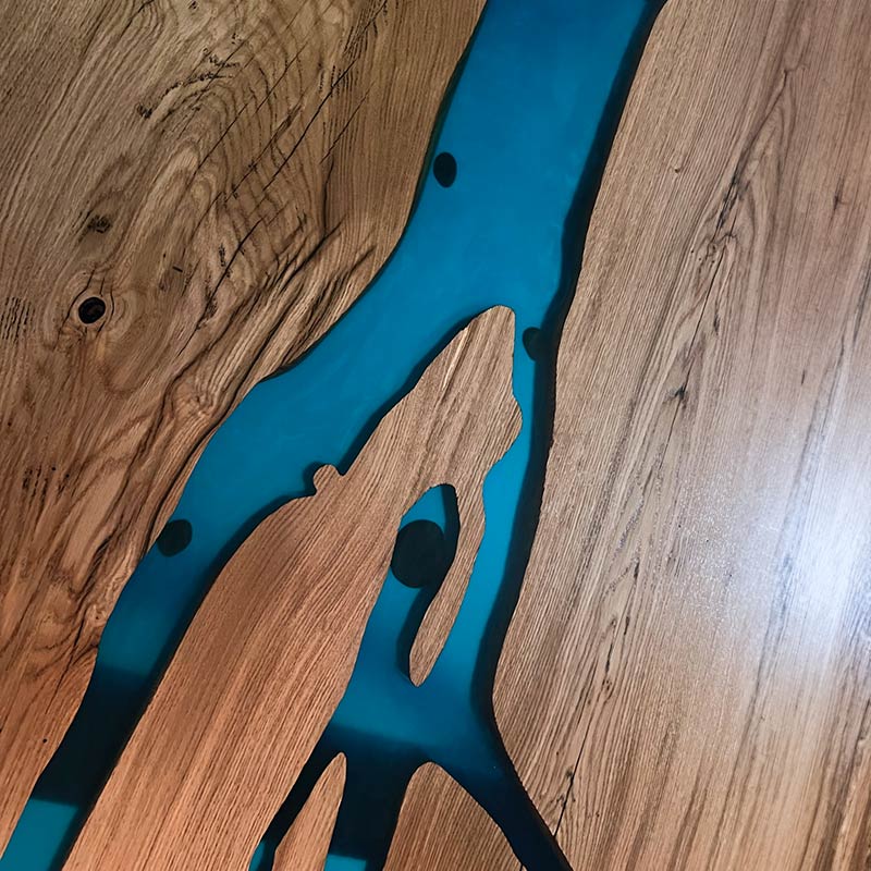 Epoxy Tisch. Detailbild Epoxidharz Tisch aus rustikaler Eiche mit 4 Stühlen. Modell Bodensee von Schwarzhirsch.