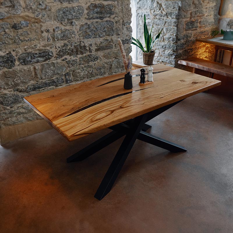 Dekorierter Epoxidharz Tisch. Esstisch aus Eiche Modell Feldberg mit Kreuzgestell von Schwarzhirsch