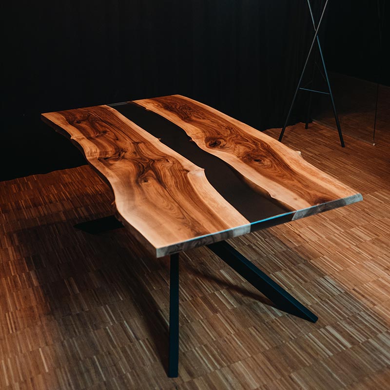 Epoxidharz Tisch aus Nussbaum mit anthrazitfarbenem Epoxidharz. Modell Schwarzwälder Kirsch von schwarzhirsch