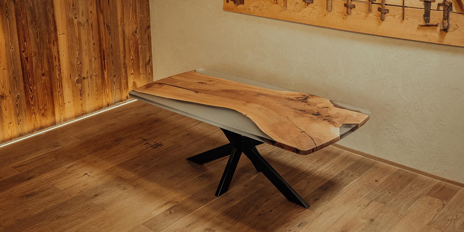 Epoxidharz Tisch aus Nussbaum von schwarzhirsch