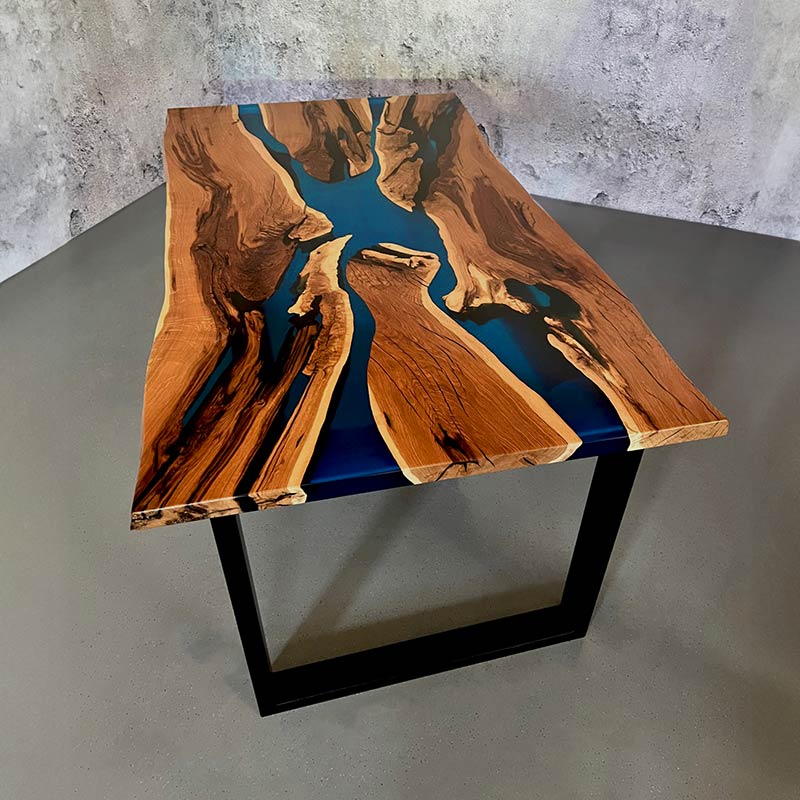 Epoxidharz Tisch aus Nussbaum mit blauem Epoxidharz und Kreuzgestell in schwarz von Schwarzhirsch