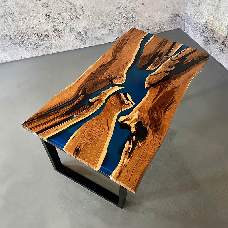 Epoxidharz Tisch aus Nussbaum mit blauem Epoxidharz und Kreuzgestell in schwarz von Schwarzhirsch