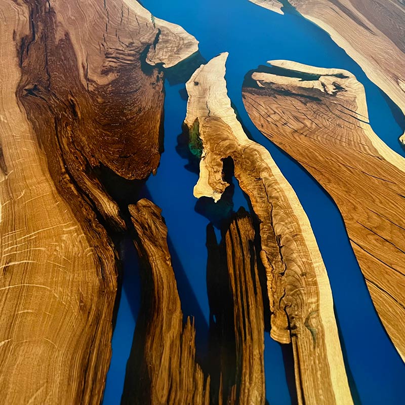 Epoxidharz Tisch aus Nussbaum mit blauem Epoxidharz und Kreuzgestell in schwarz von Schwarzhirsch