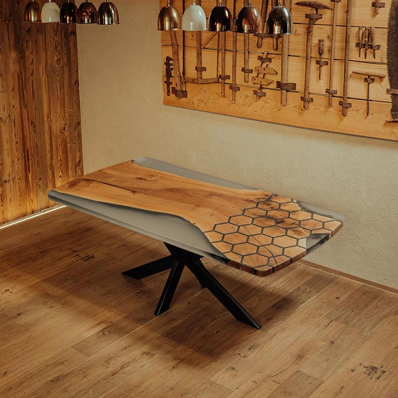 River Table. Epoxidharz Tisch mit Wabenstruktur und Epoxidharz in Milchglasoptik aus Nussbaum. Modell Bienenstock von schwarzhirsch