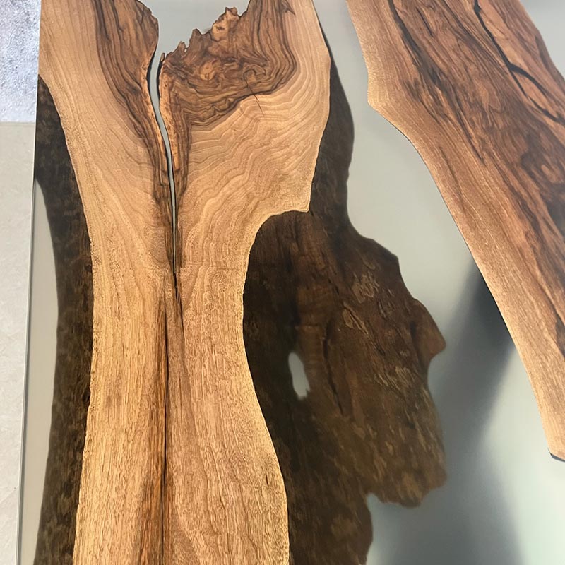 Tisch Epoxidharz. Detailbild von Epoxidharz Tisch aus Nussbaum mit transparentem Epoxidharz. Modell Hohenstein von schwarzhirsch