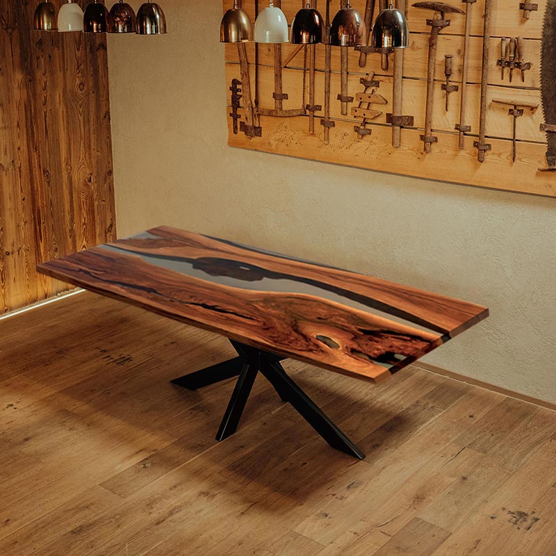 Epoxidharz Tisch aus Nussbaum mit transparentem Epoxidharz. Modell Hohenstein von schwarzhirsch