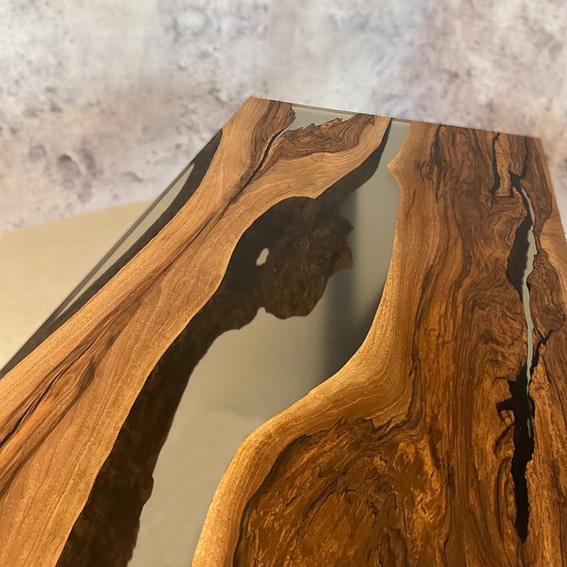 Epoxidharz Tisch aus Nussbaum mit transparentem Epoxidharz. Modell Hohenstein von schwarzhirsch
