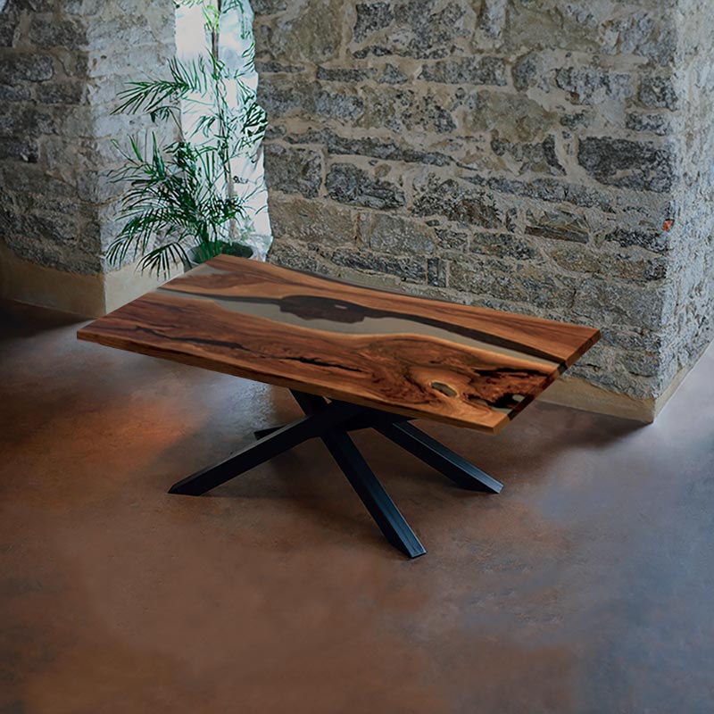 Epoxidharz Tisch aus Nussbaum mit transparentem Epoxidharz. Modell Hohenstein von schwarzhirsch