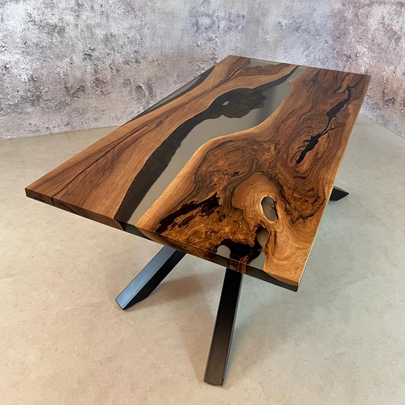 Epoxidharz Tisch aus Nussbaum mit transparentem Epoxidharz. Modell Hohenstein von schwarzhirsch