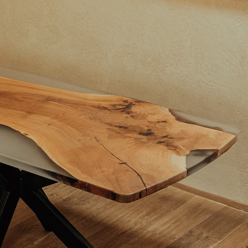 River Table. Epoxidharz Tisch aus Nussbaum Stammbohle. Modell Klippeneck von schwarzhirsch