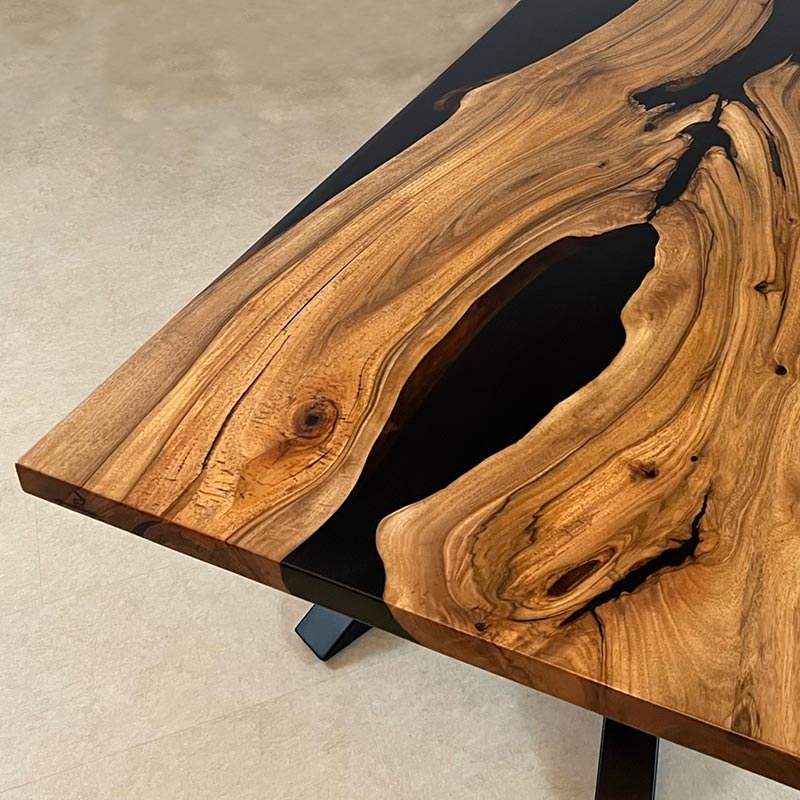 Epoxidharz Tisch. Esstisch Holz mit schwarzem Epoxidharz und Kreuzgestell. Modell Wildsee