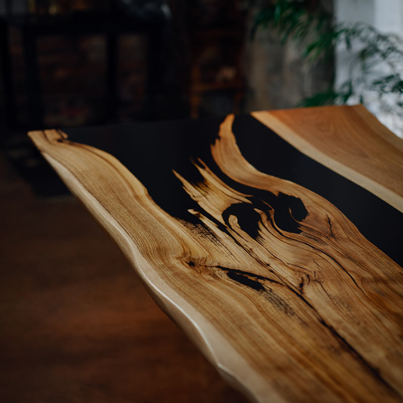 Oberfläche und Baumkante Epoxidharz Tisch aus Nussbaum schwarz mit Spidergestell. Modell Wutachschlucht von schwarzhirsch