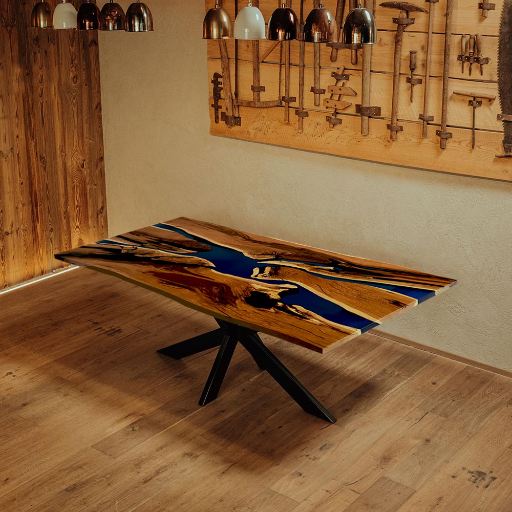 Epoxidharz Tisch aus Nussbaum mit blauem Epoxidharz und Kreuzgestell in schwarz von Schwarzhirsch