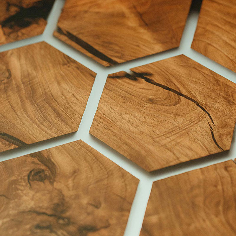 Epoxy Tisch. Detailbild Wabenoptik und Epoxidharz in Milchglasoptik. Modell Bienenstock von schwarzhirsch