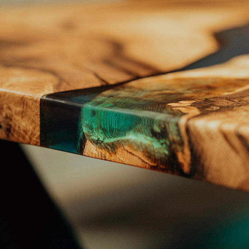 Epoxy Tisch aus Nussbaum mit blauem Epoxidharz. Modell Triberg mit X-Gestell von Schwarzhirsch.