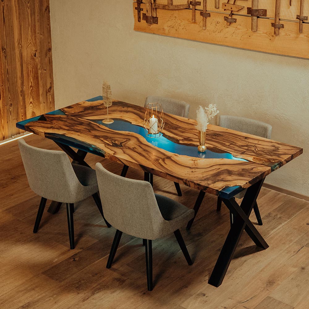 Epoxidharz-Tisch Details in blau aus Nussbaum dekoriert und bestuhlt mit C-Gestell von Schwarzhirsch