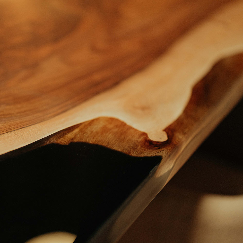 River Table. Epoxidharz-Tisch mit Baumkante