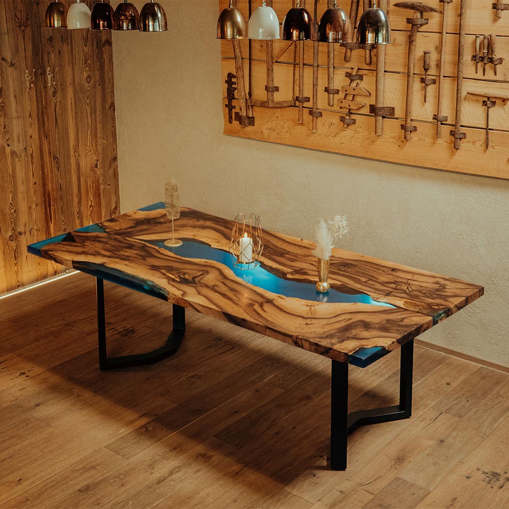Epoxidharz-Tisch in blau aus Nussbaum mit C-Gestell von Schwarzhirsch