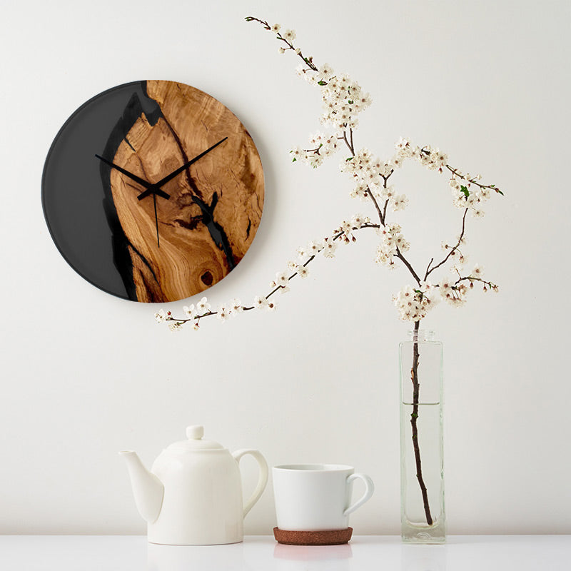 Epoxidharz Uhr aus Alteiche anthrazit. Modell Adria