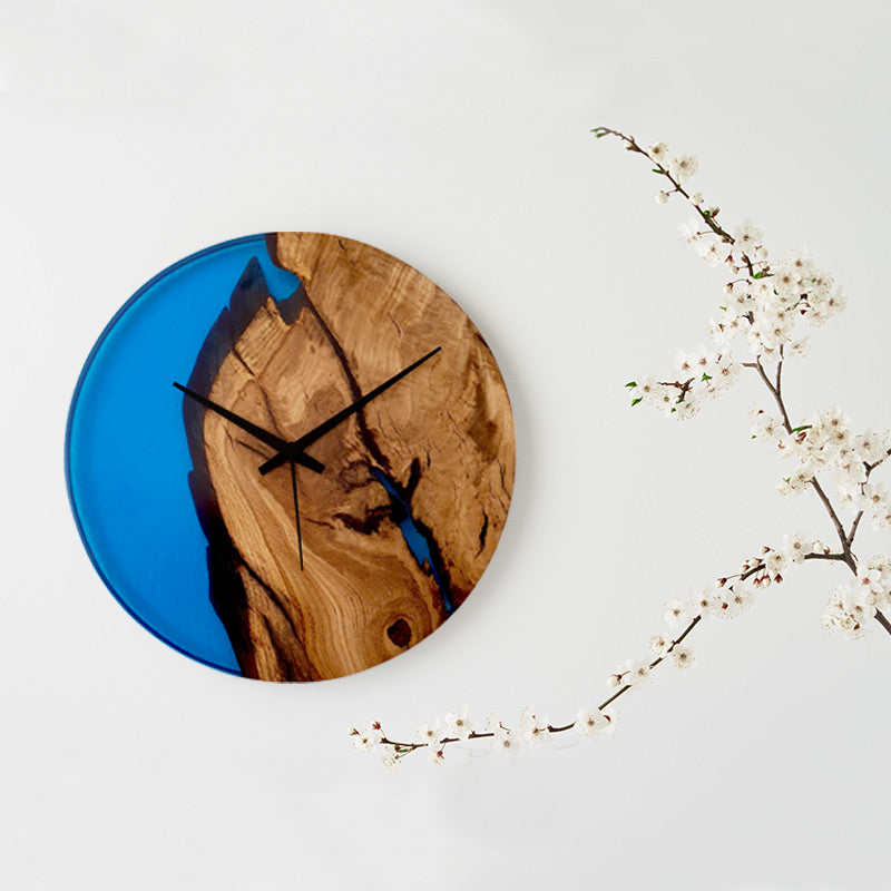 Epoxidharz Uhr aus Alteiche mit Epoxidharz blau und Qualitätsuhrwerk aus dem Schwarzwald