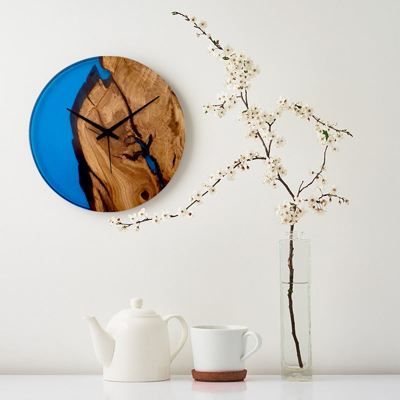 Epoxidharz Uhr aus Alteiche mit Epoxidharz blau und Qualitätsuhrwerk aus dem Schwarzwald