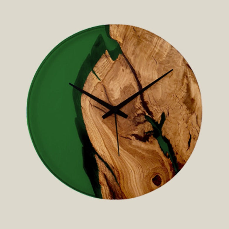 Epoxidharz Uhr aus Alteiche mit Epoxidharz grün und Qualitätsuhrwerk aus dem Schwarzwald