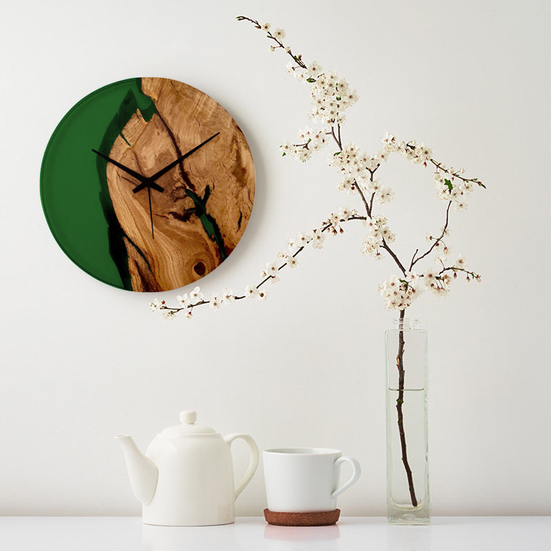 Epoxidharz Uhr aus Alteiche mit Epoxidharz grün und Qualitätsuhrwerk aus dem Schwarzwald