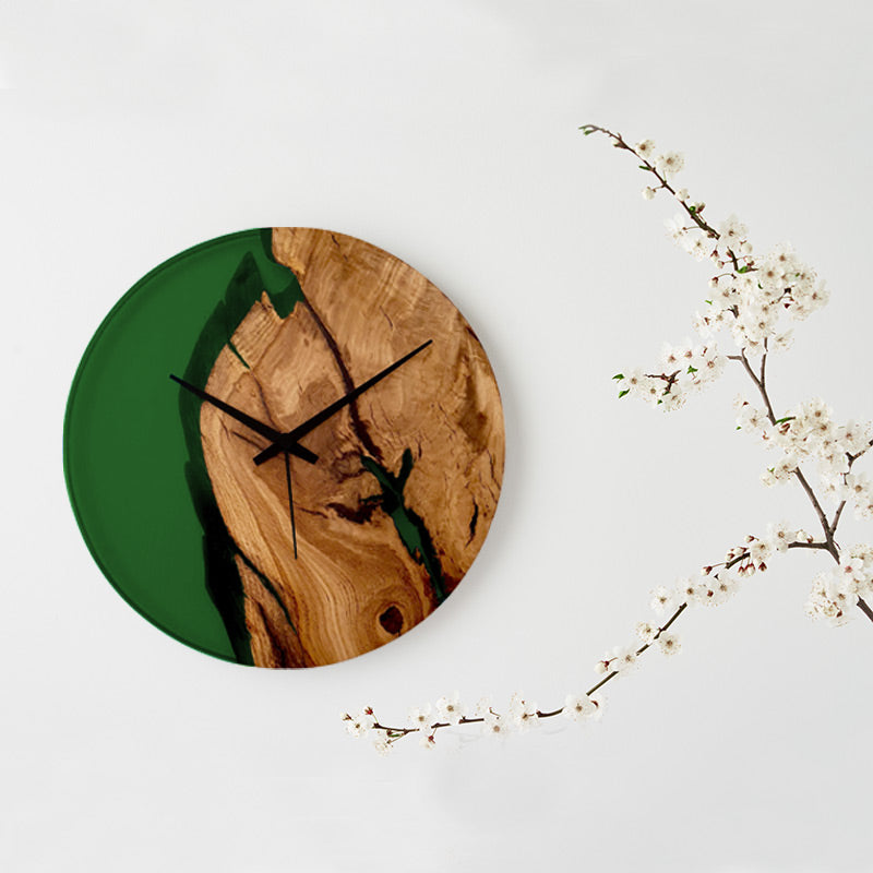 Epoxidharz Uhr aus Alteiche mit Epoxidharz grün und Qualitätsuhrwerk aus dem Schwarzwald