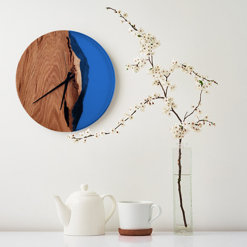 Epoxidharz Uhr aus Eiche mit Epoxidharz blau und Qualitätsuhrwerk aus dem Schwarzwald