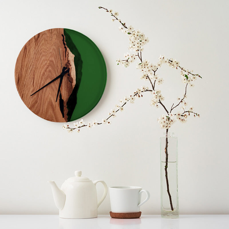 Epoxidharz Uhr aus Eiche mit Epoxidharz grün und Qualitätsuhrwerk aus dem Schwarzwald