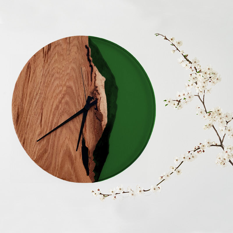 Epoxidharz Uhr aus Eiche mit Epoxidharz grün und Qualitätsuhrwerk aus dem Schwarzwald