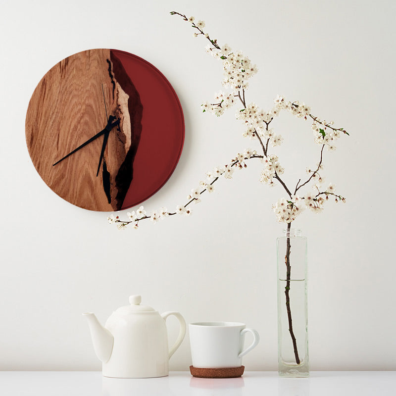 Epoxidharz Uhr aus Eiche mit Epoxidharz rot und Qualitätsuhrwerk aus dem Schwarzwald