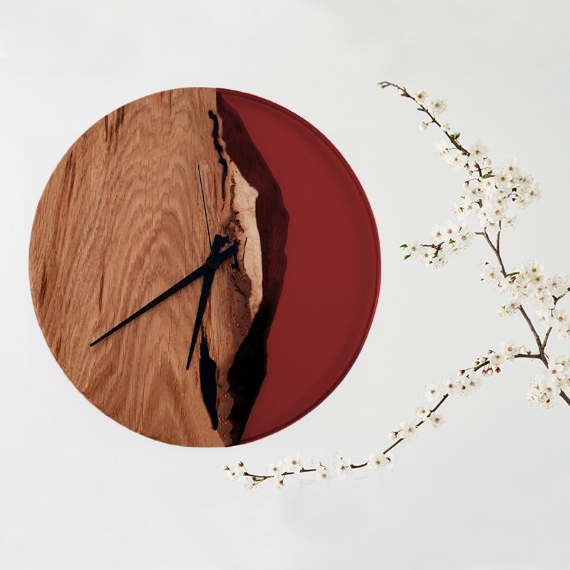 Epoxidharz Uhr aus Eiche mit Epoxidharz rot und Qualitätsuhrwerk aus dem Schwarzwald