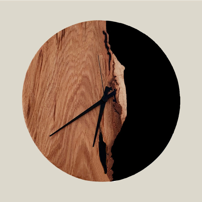 Epoxidharz Uhr aus Eiche mit Epoxidharz schwarz und Qualitätsuhrwerk aus dem Schwarzwald