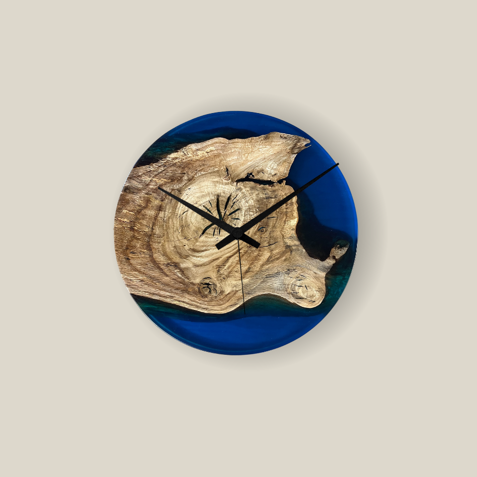 Epoxidharz Uhr aus Nussbaum blau