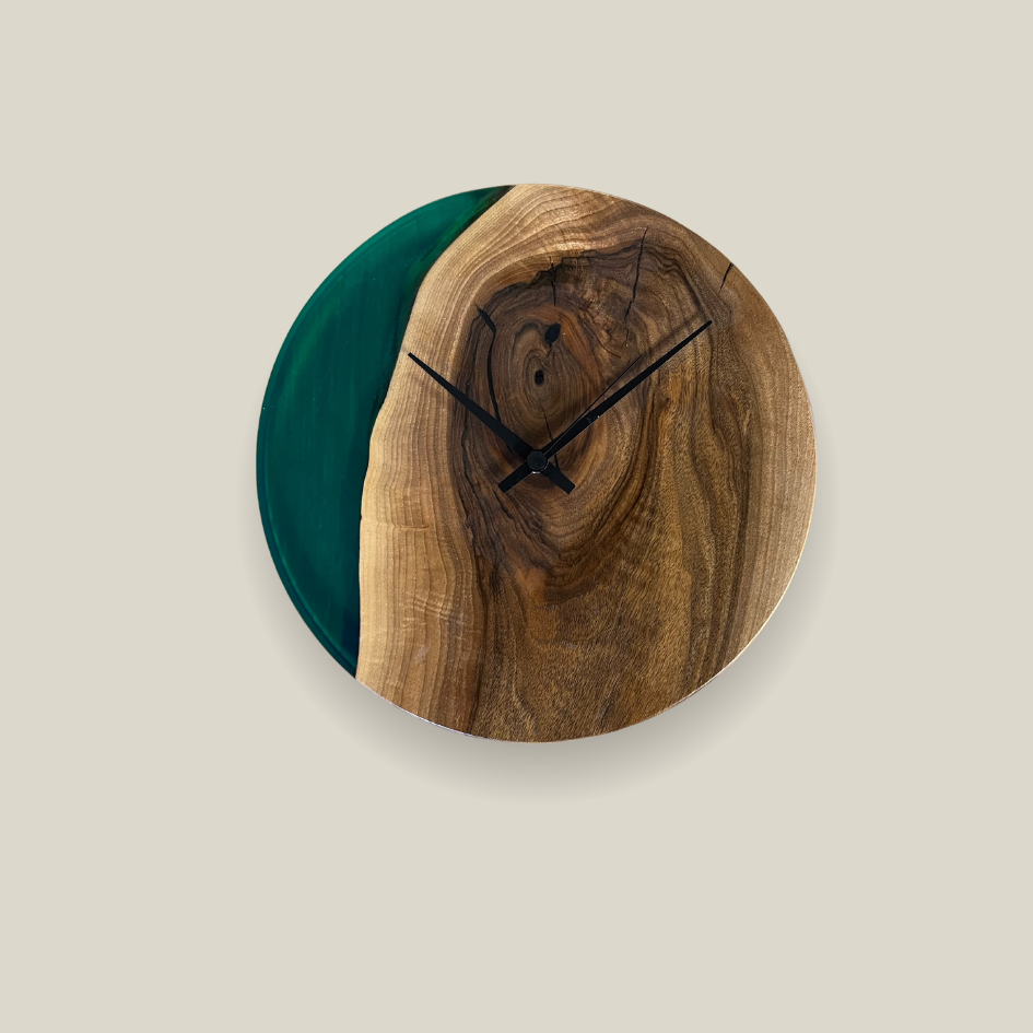 Epoxidharz Uhr aus Nussbaum grün