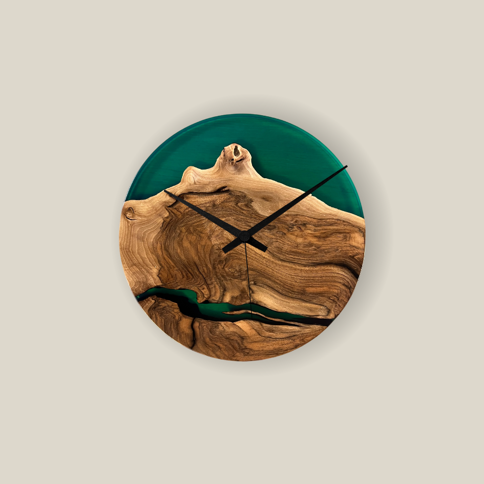 Epoxidharz Uhr aus Nussbaum grün. 40 cm. Fertiges Unikat 21