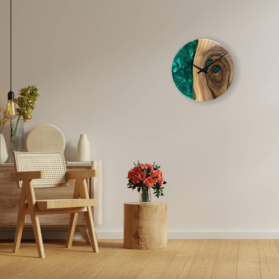 Epoxidharz Uhr aus Nussbaum smaragd-grün