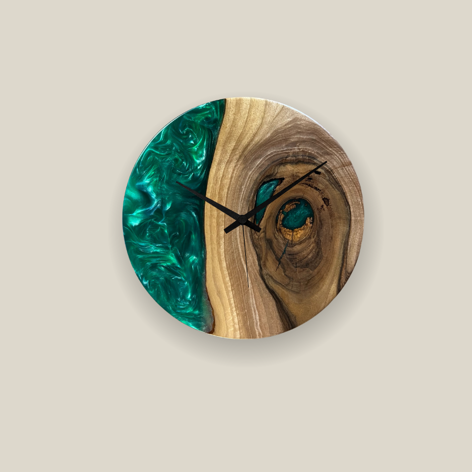 Epoxidharz Uhr aus Nussbaum smaragd-grün