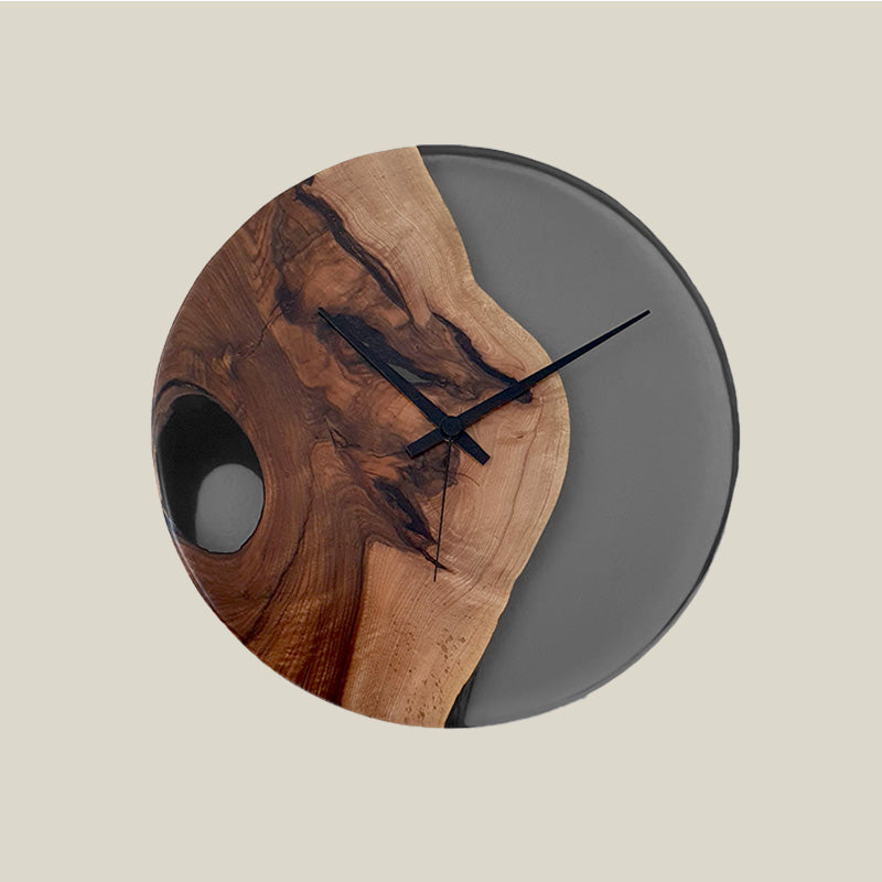 Epoxidharz Uhr aus Nussbaum mit grauem Epoxidharz und Qualitätsuhrwerk aus dem Schwarzwald